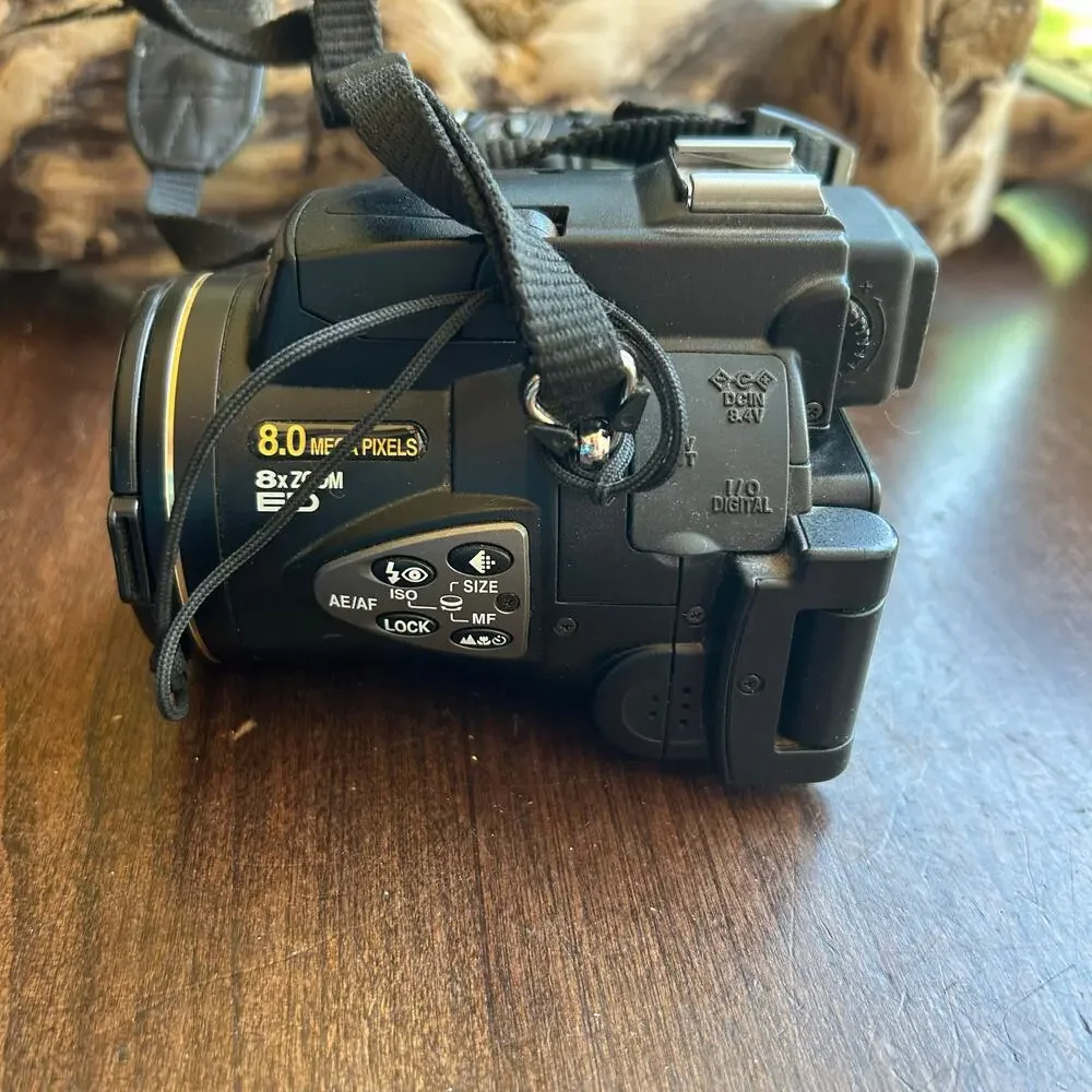Nikon Coolpix 8700 8.0MP Digital Camera Battery & SD card